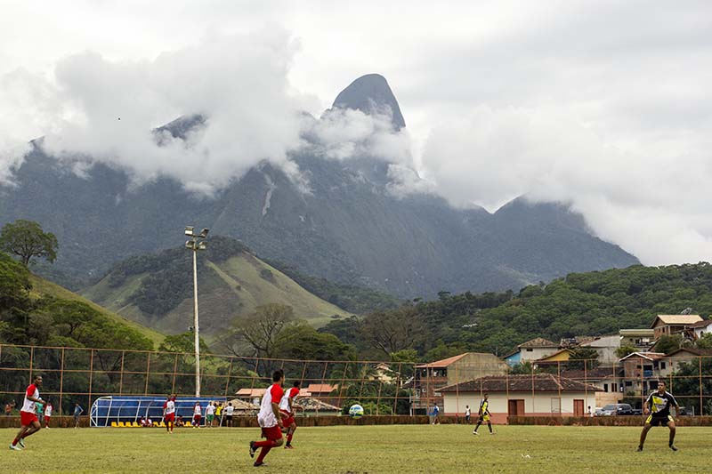 Bom Dia Brasil, Tiroteio interrompe jogo de futebol em Macaé, no norte do  RJ