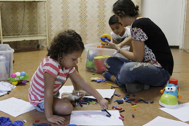 Menina autista de 2 anos quebra a clavícula em creche municipal de