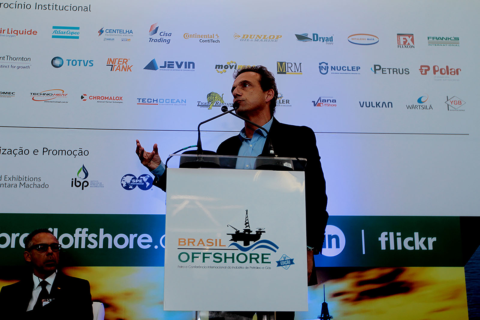 Foto do prefeito, doutor Aluízio, falando na Feira Brasil Offshore