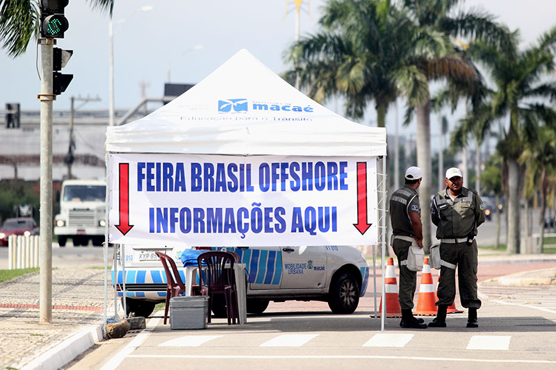 Foto de patrulha da mobilidade urbana, em baixo de toldo com as inscrições sobre informações da Brasil offshore.