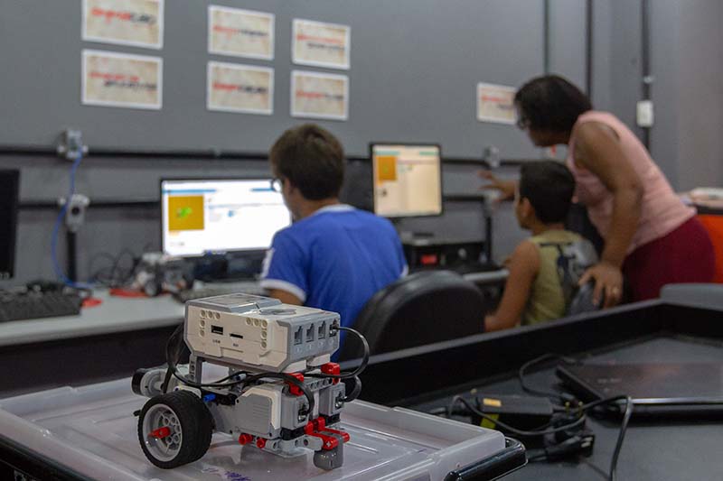 Escola abre oficinas gratuitas de criação de games e de robôs