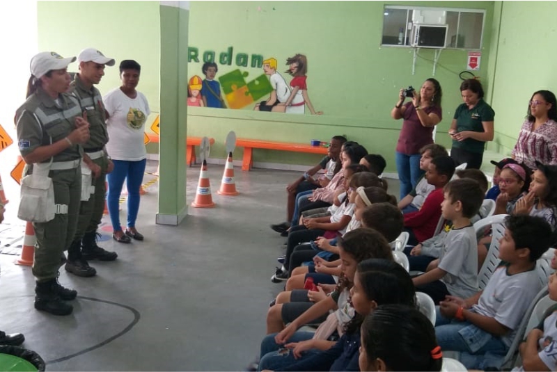 Parque infantil de trânsito de segurança escola de condução regras