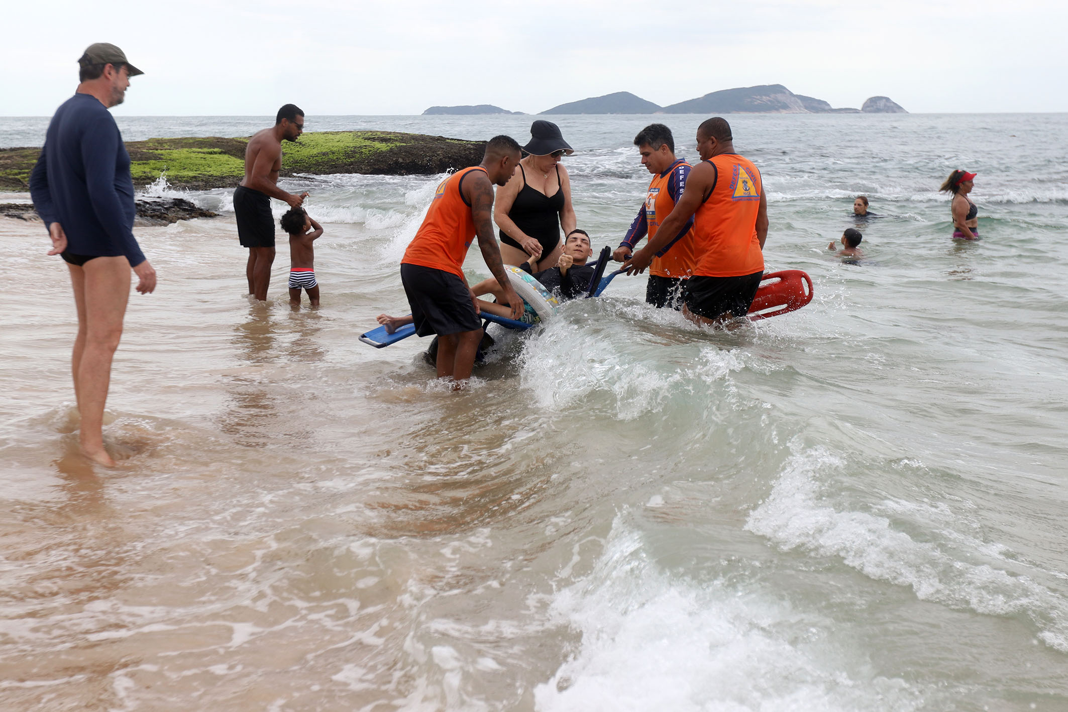 ‘Verão para Todos’ proporciona banho de mar a pessoas com deficiência