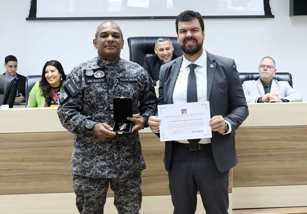 Prefeito recebe medalha em homenagem por apoio à segurança pública