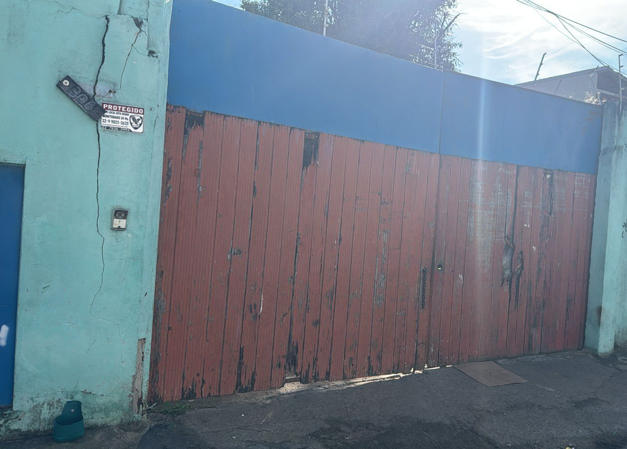 Prefeitura de Macaé fecha ferro-velho irregular no bairro Visconde de Araújo