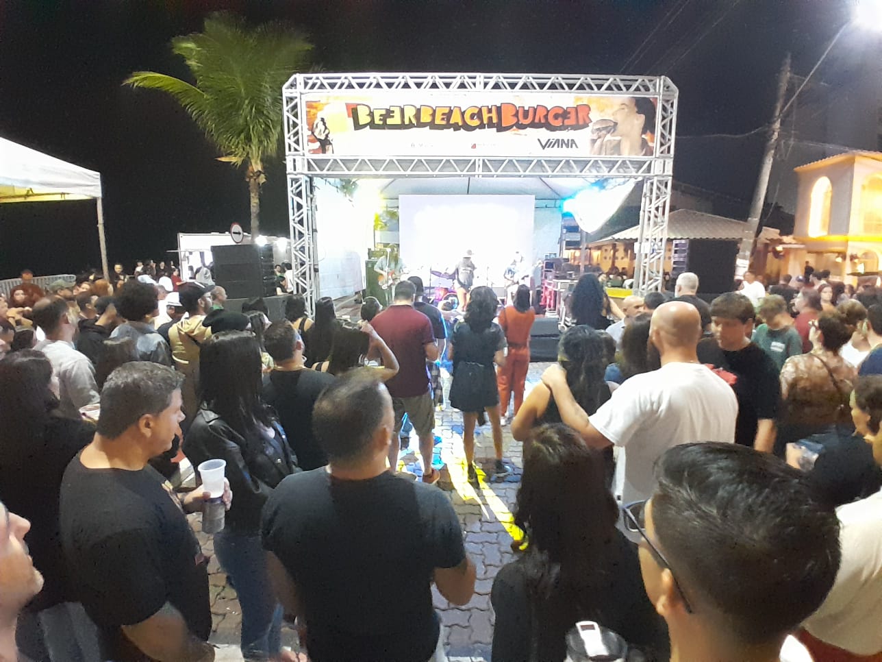 Sábado de Rock and roll na orla da Praia dos Cavaleiros