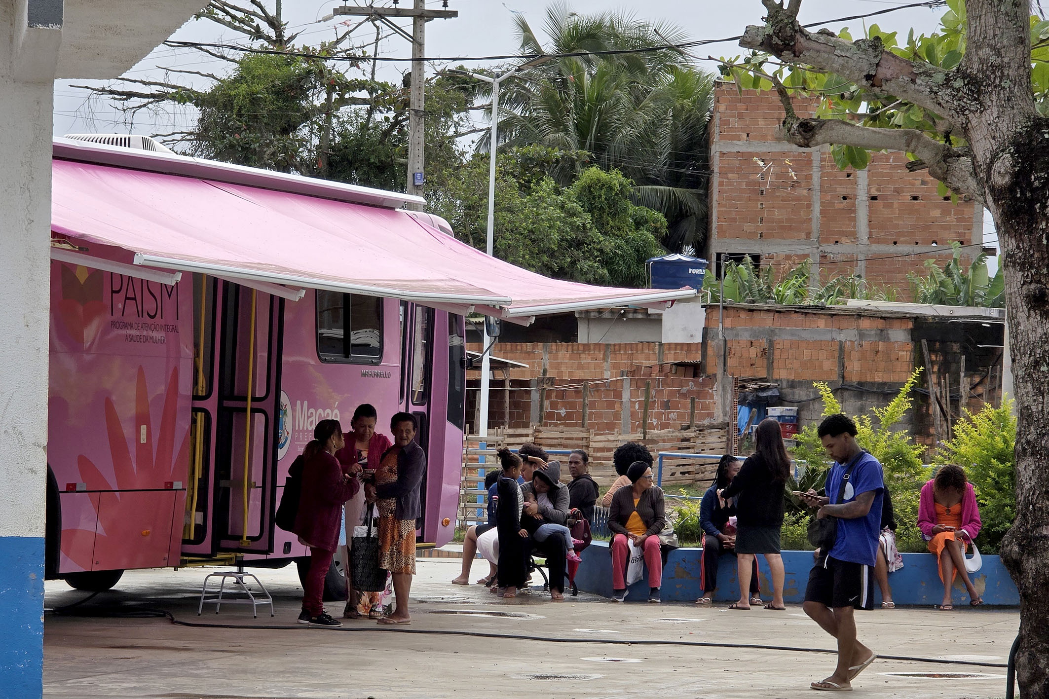 Ônibus Rosa realiza atendimento no bairro Nova Esperança
