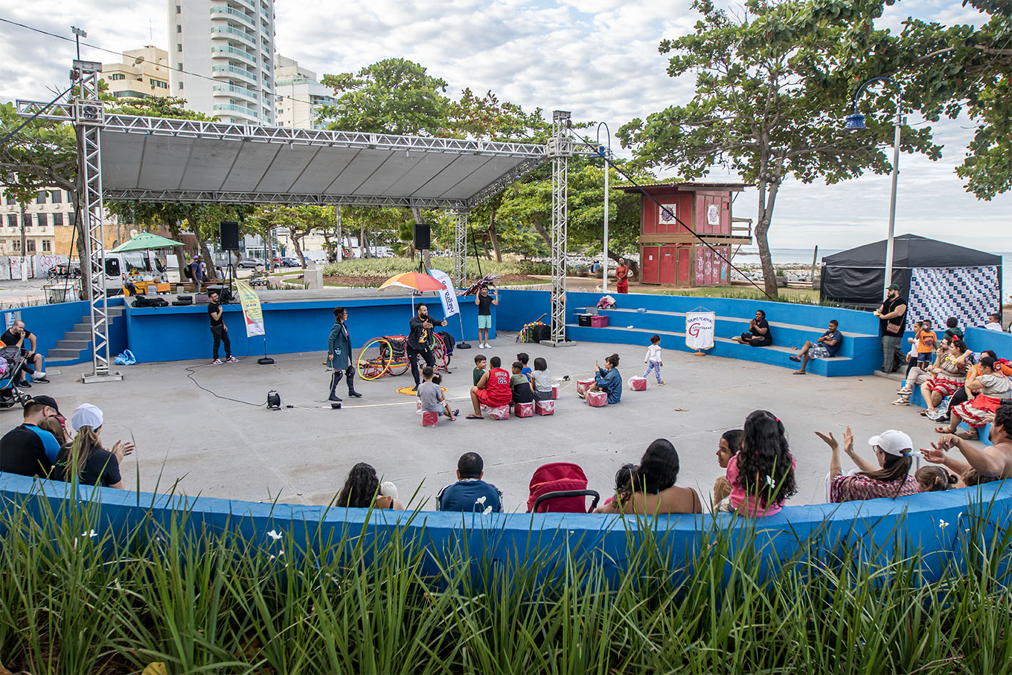 ‘Circuito Carioca de Arte de Rua’ leva humor, dança e acrobacias ao Anfiteatro de Imbetiba