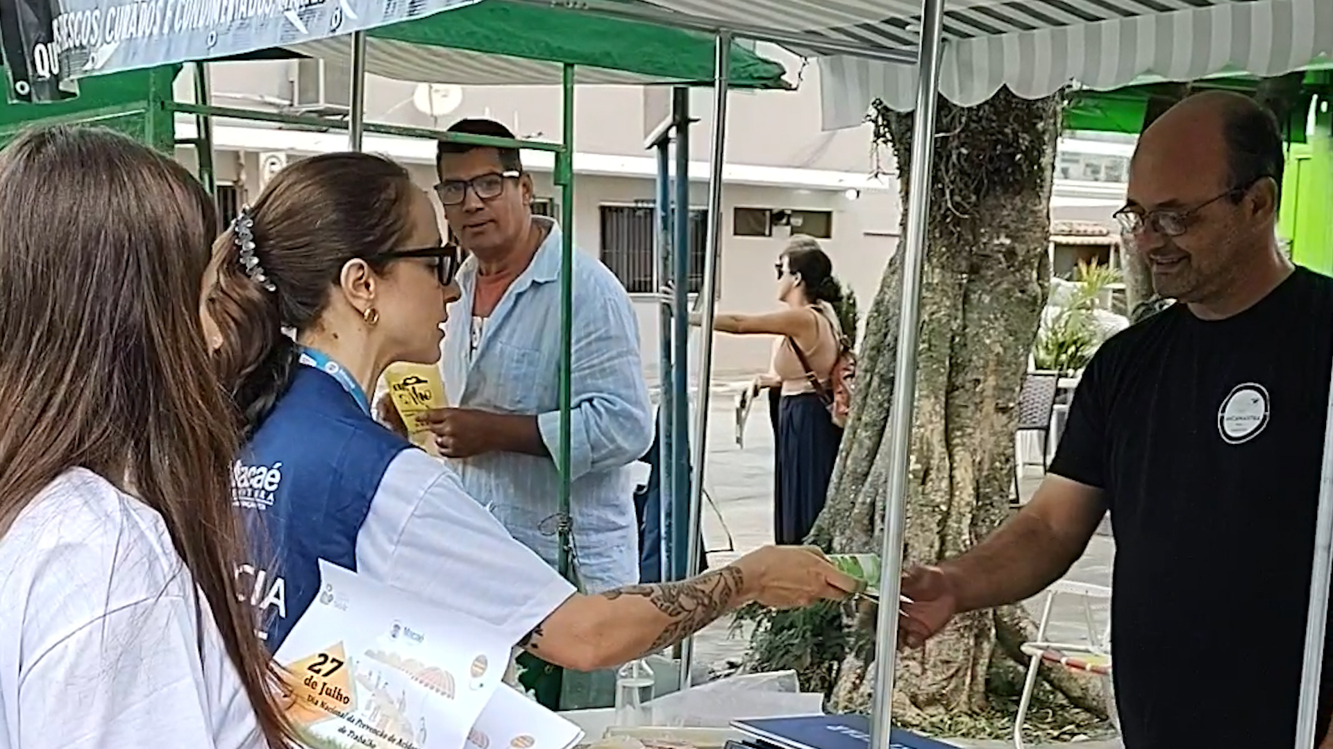 Feirantes da Praia do Pecado são orientados sobre cuidados com a saúde no trabalho