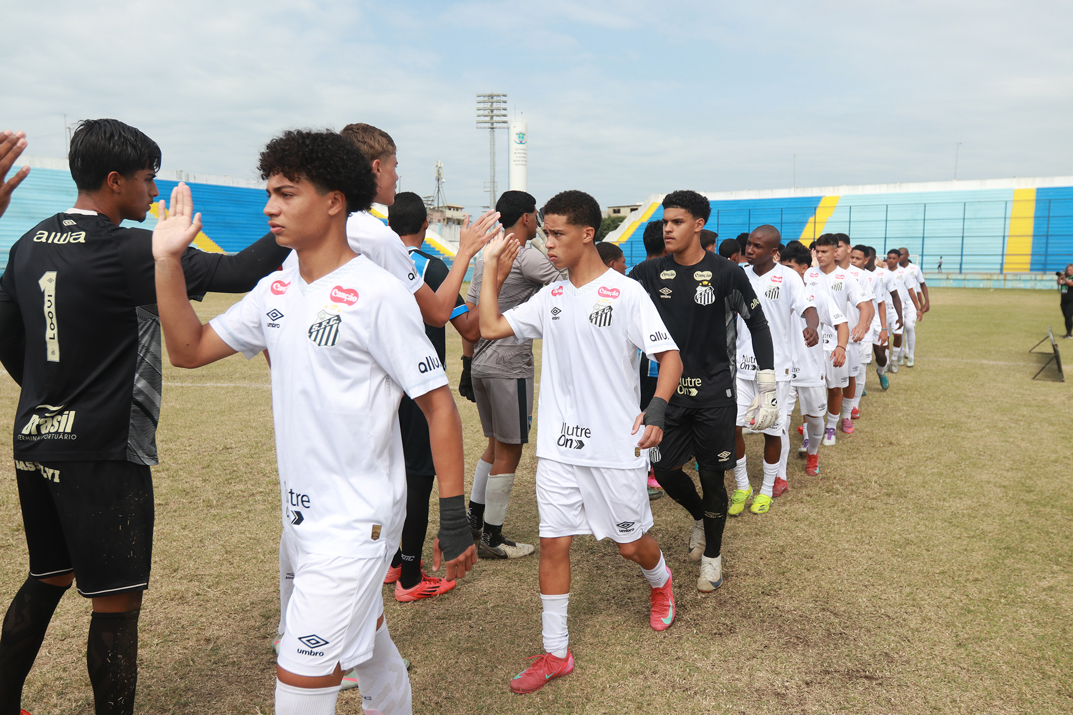 Fim de semana com natação, fisiculturismo, futebol e surf em Macaé