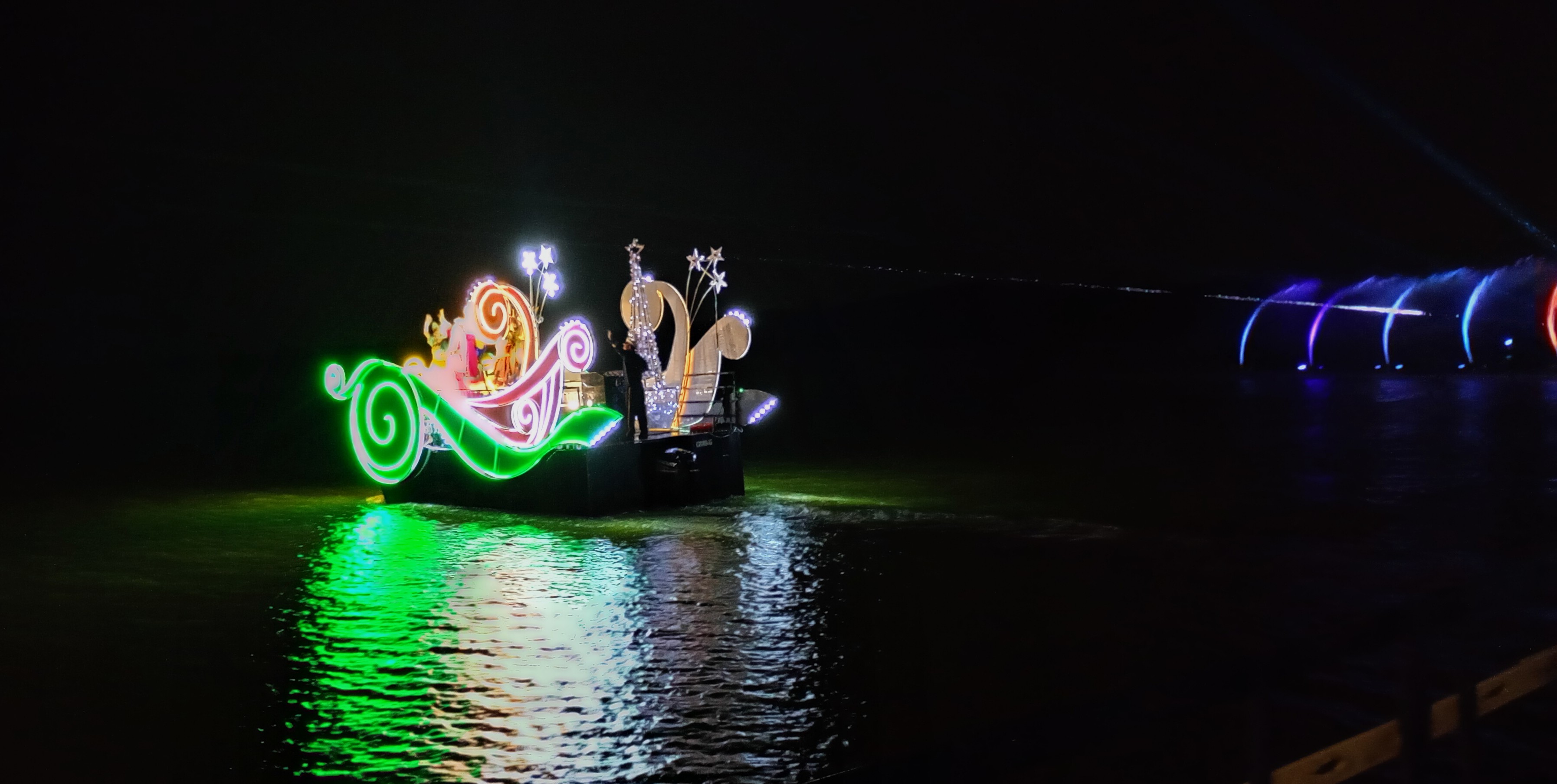 Espetáculo das Águas Dançantes tem sessão inclusiva voltada para pessoas com sensibilidade auditiva na Lagoa de Imboassica