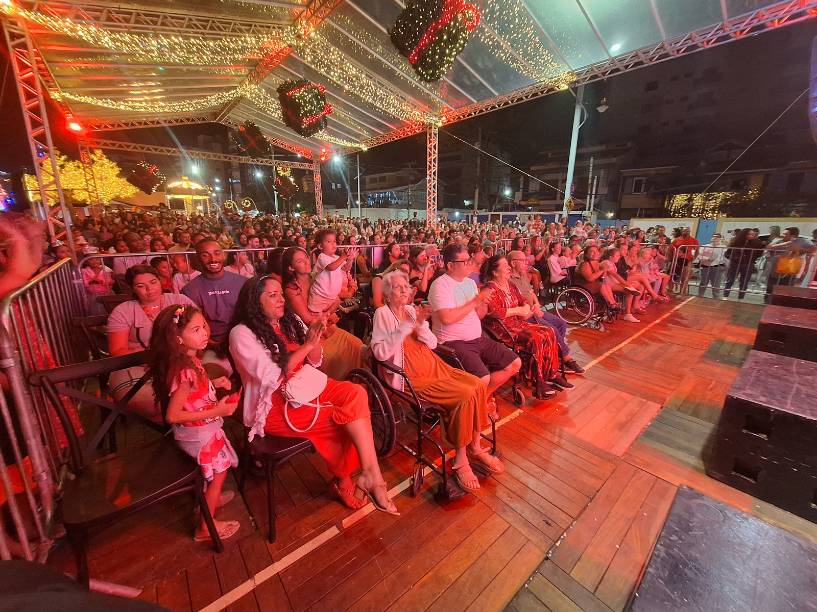 Sábado integra famílias na Vila do Papai Noel