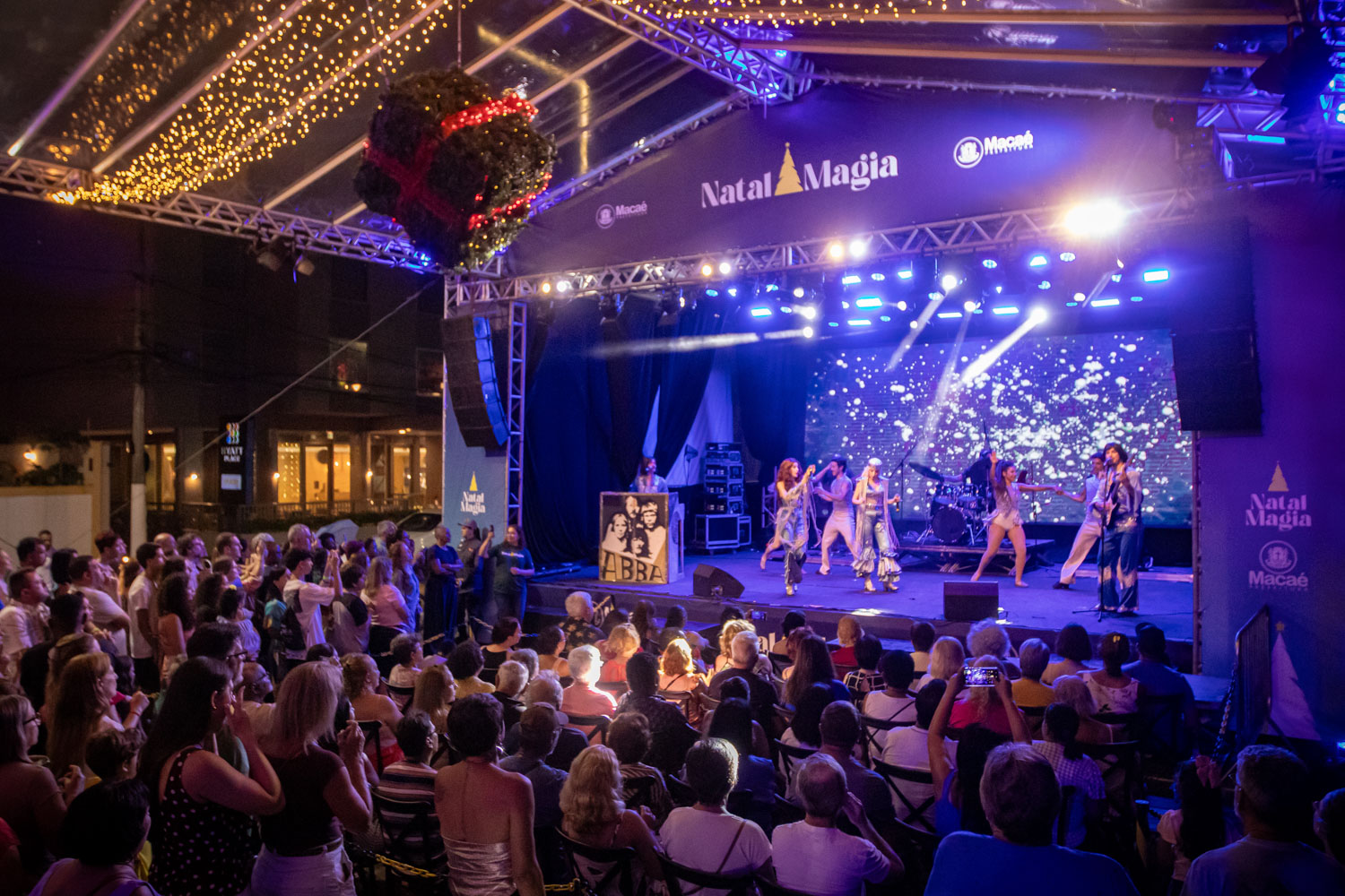 ABBA Experience transforma Macaé em pista de dança e encanta público na Vila do Papai Noel