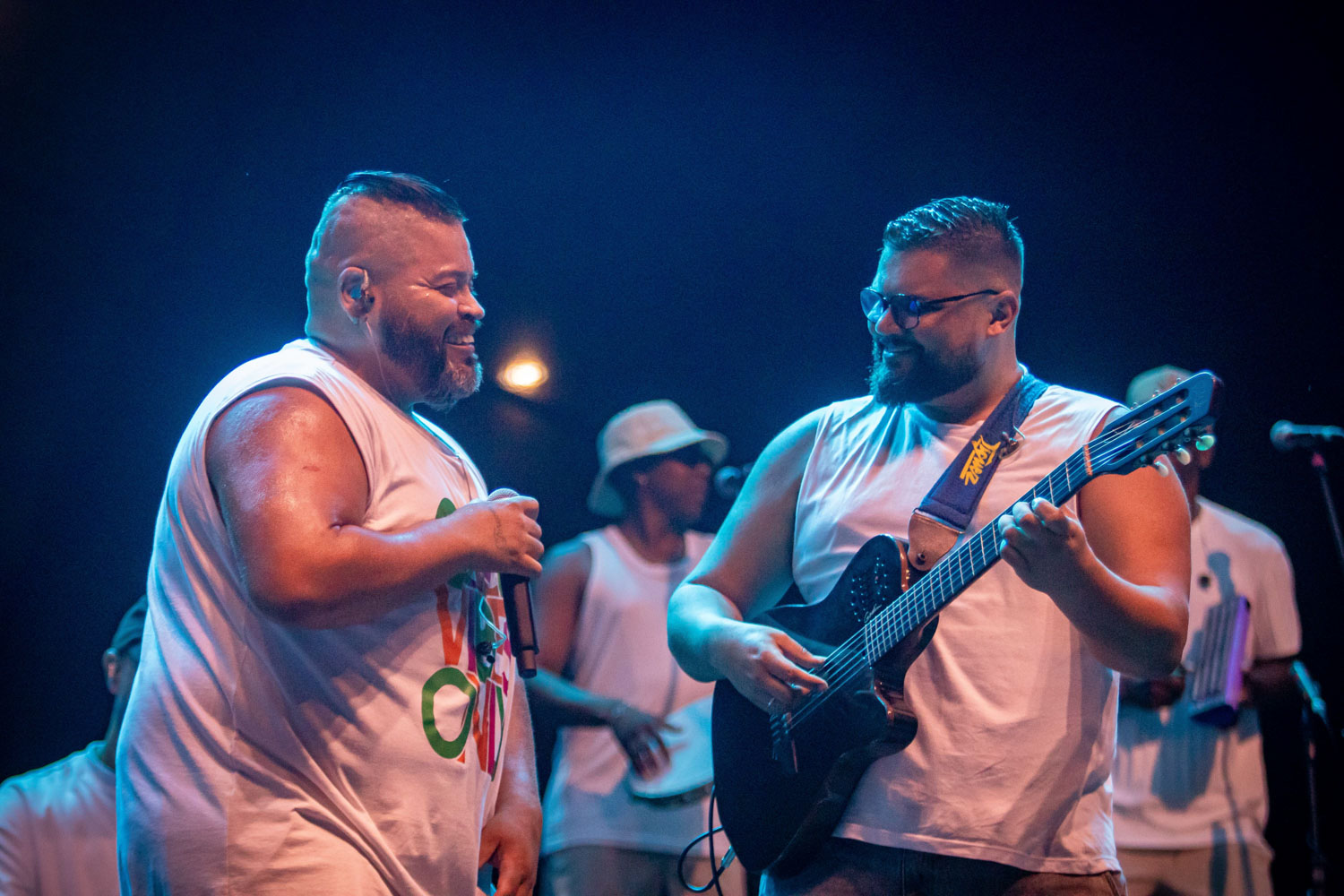 Som do Verão agita Praia dos Cavaleiros com apresentação de Sandro Martins