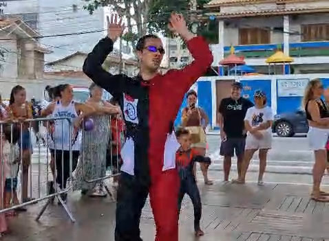 Aipim encanta o público com espetáculo de palhaçaria e acrobacias no Sesc Verão