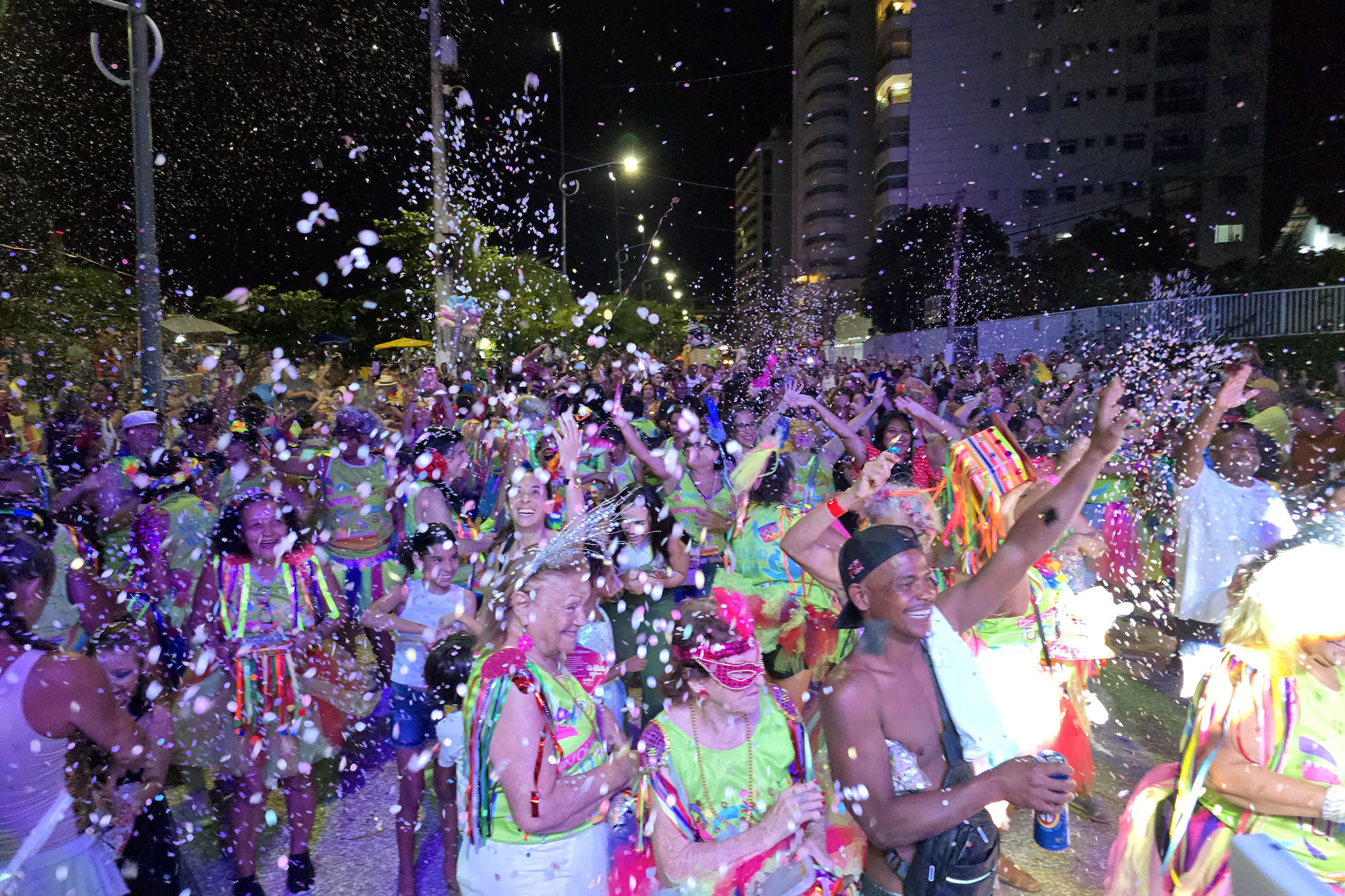 Maratona carnavalesca anima foliões nesta segunda-feira com atrações para todas as idades