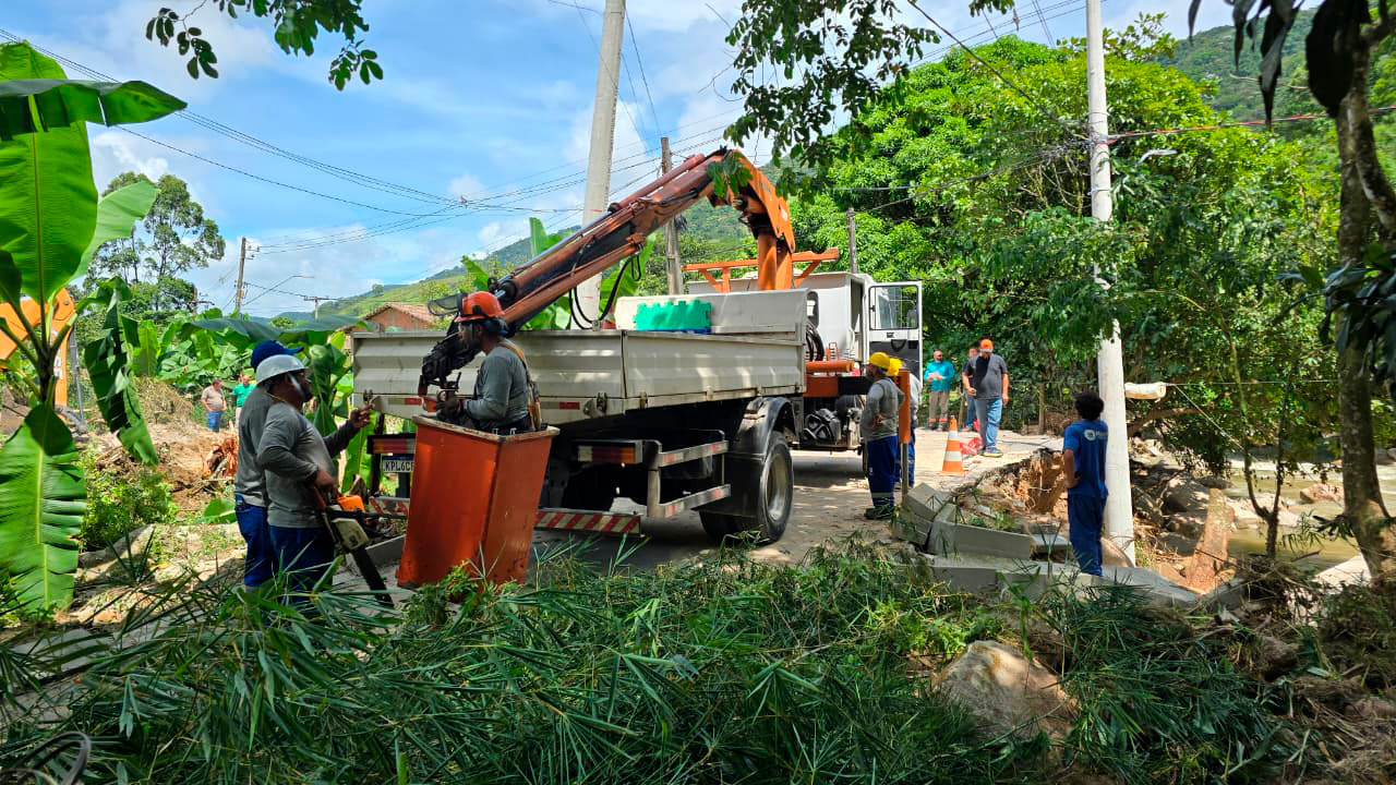 Prefeitura intensifica força-tarefa na região serrana após chuvas