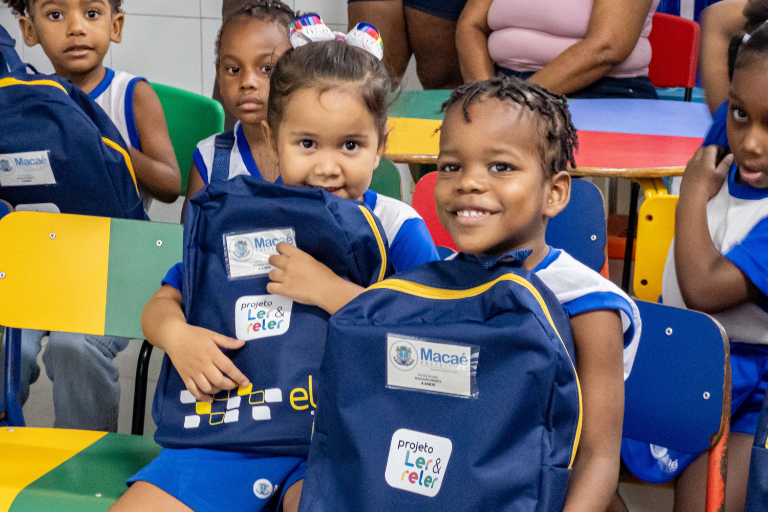 Macaé inicia entrega de mochilas literárias