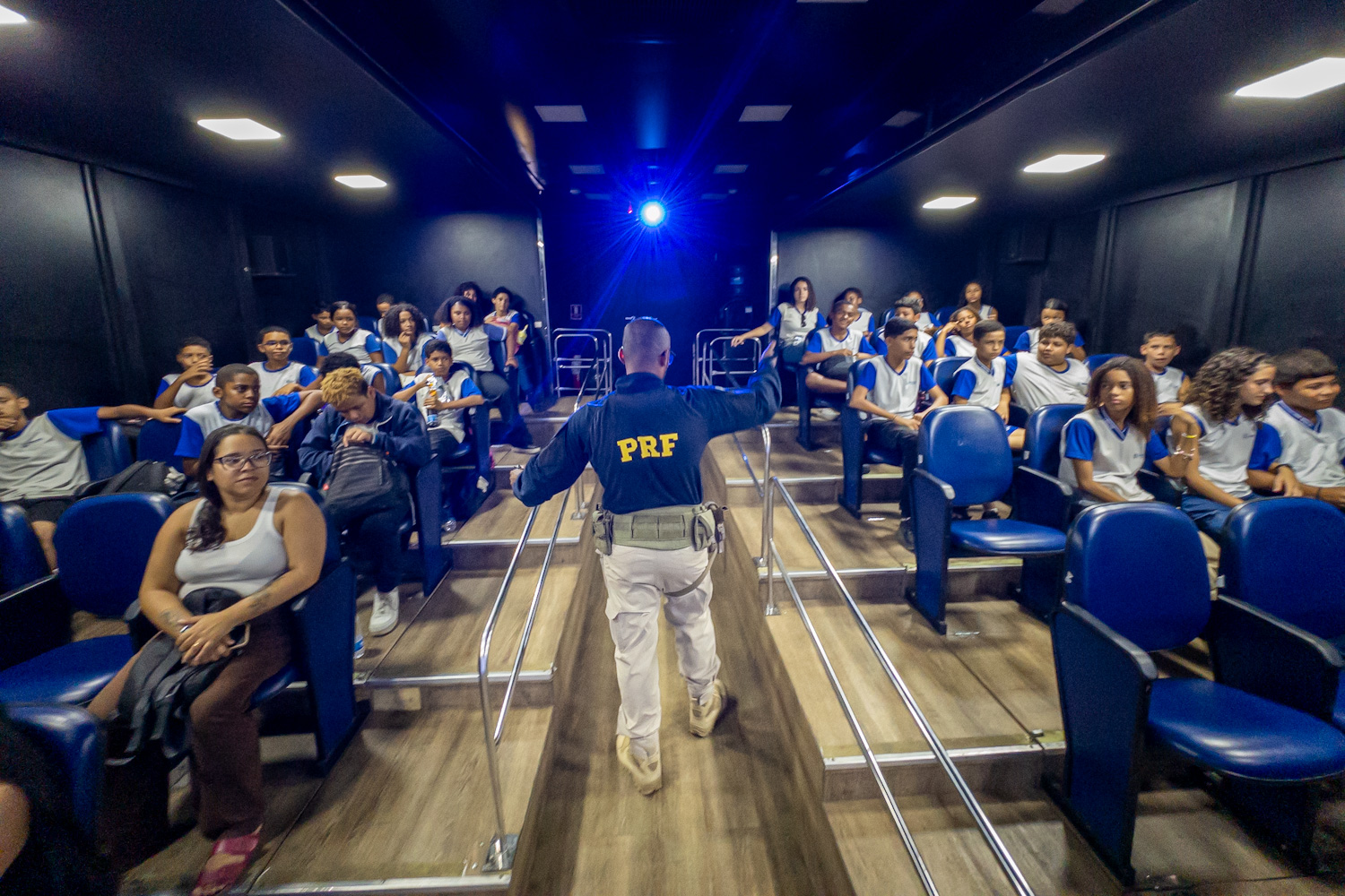 Estudantes da Rede Municipal de Macaé visitam a Carreta Cinema da PRF