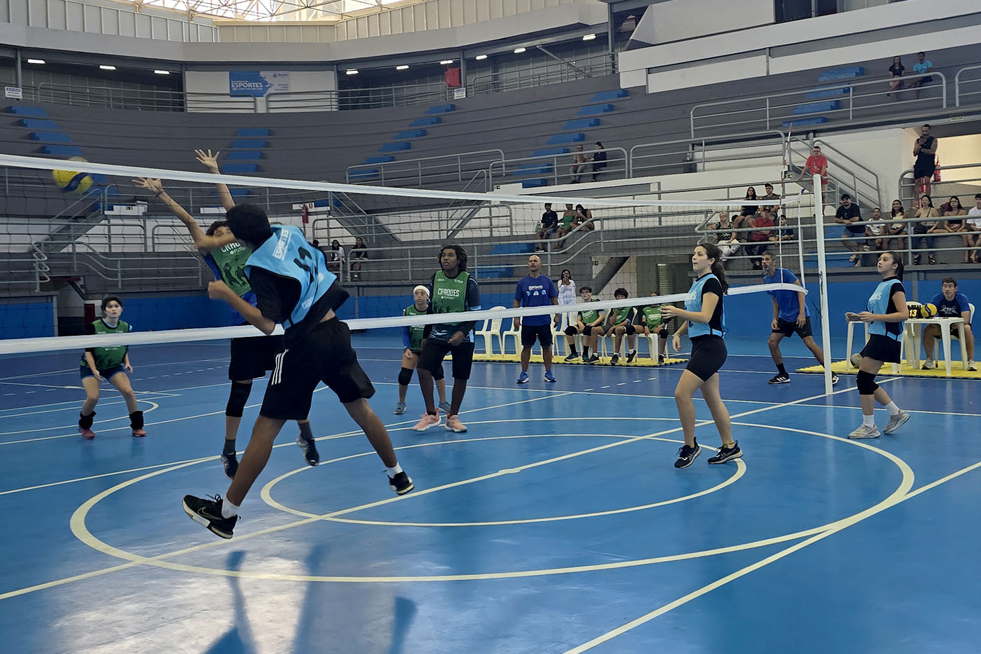 Projeto Craques do Futuro promove encontro dos polos de voleibol