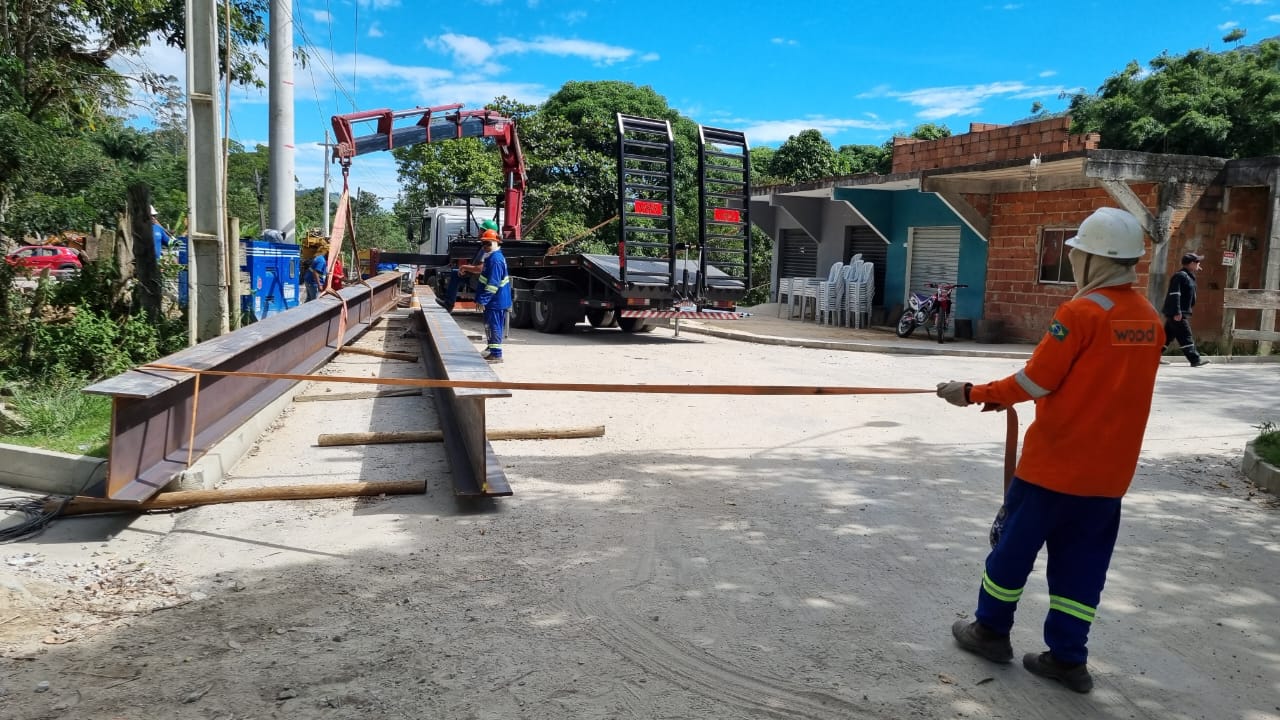 Prefeitura inicia instalação de vigas da nova ponte da Cabeceira do Sana