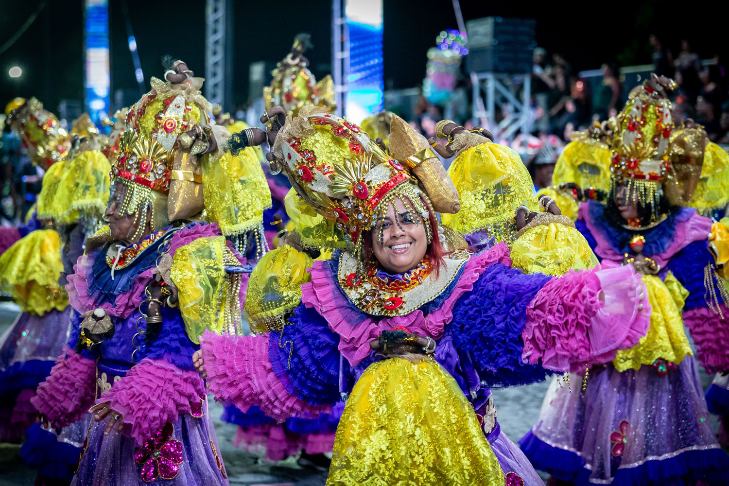 Passarela do Samba brilha com glamour e emoção na abertura do Carnaval fora de época de Macaé