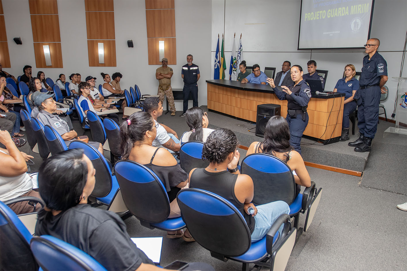 Pais dos novos guardas mirins participam de reunião com equipe do programa