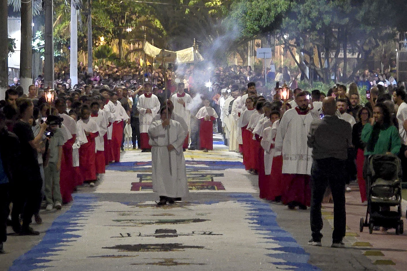 Corpus Christi: Tapetes, missa e procissão emocionam fiéis macaenses