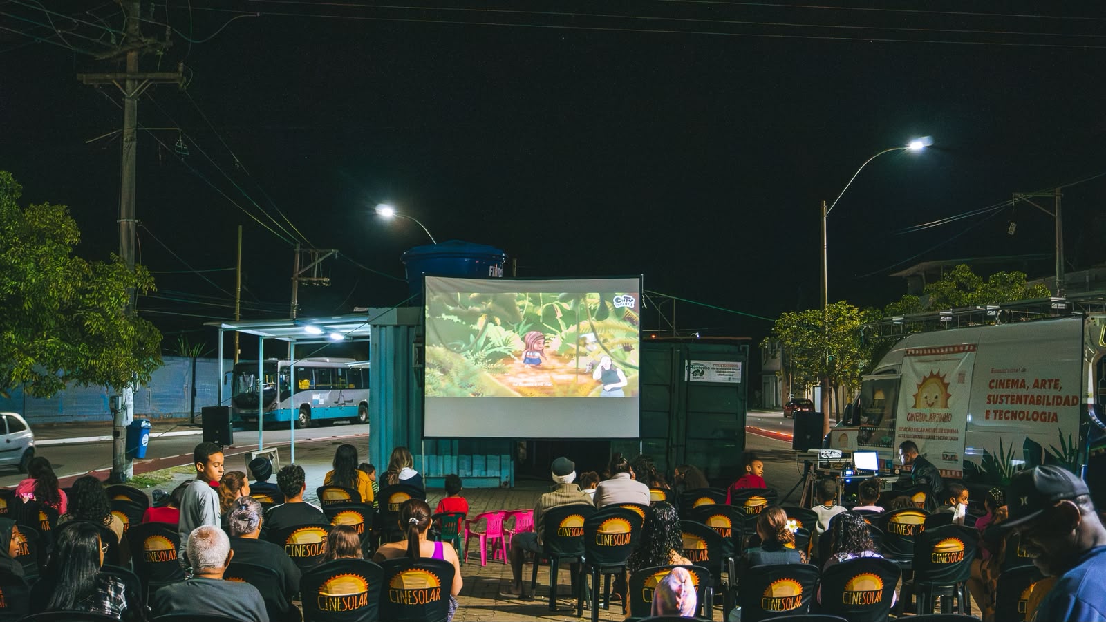 Cinema ao ar livre gratuito leva cultura, ciência e diversão ao Bosque Azul neste sábado