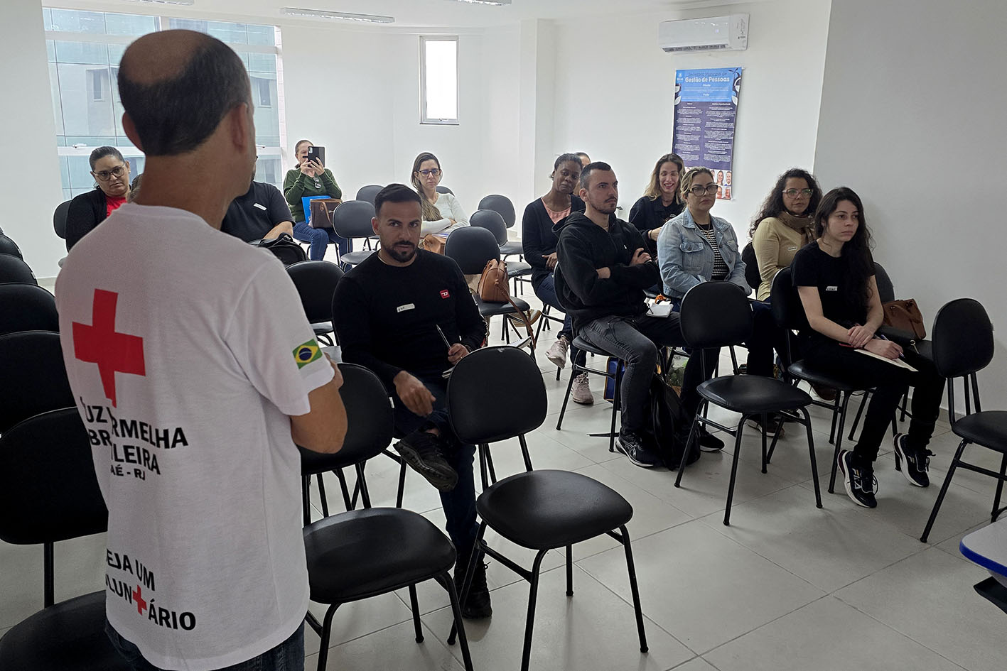 Gestão de Pessoas treina servidores para salvar vidas em parceria com a Cruz Vermelha