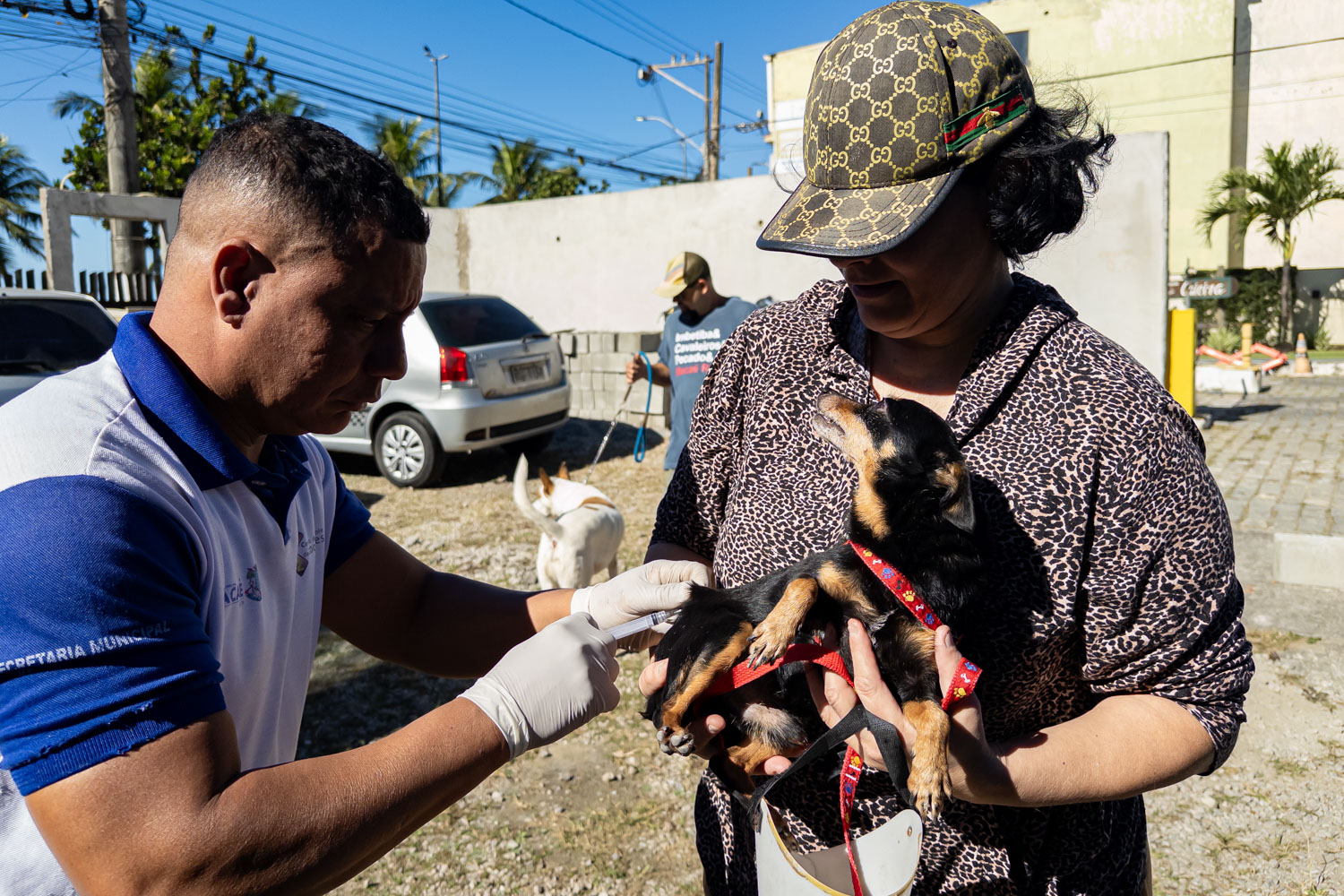 Pré-campanha de vacinação antirrábica percorre bairros de Macaé e reforça prevenção da raiva