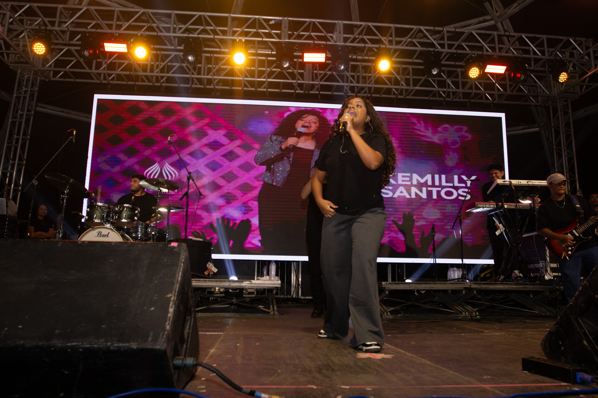 Kemilly Santos reúne multidão em noite de fé, louvor e adoração na Expo Macaé 2026
