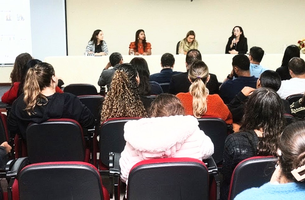 Macaé reúne universitários em debate sobre os 20 anos da Lei Maria da Penha e reforça conscientização pelo fim da violência contra a mulher