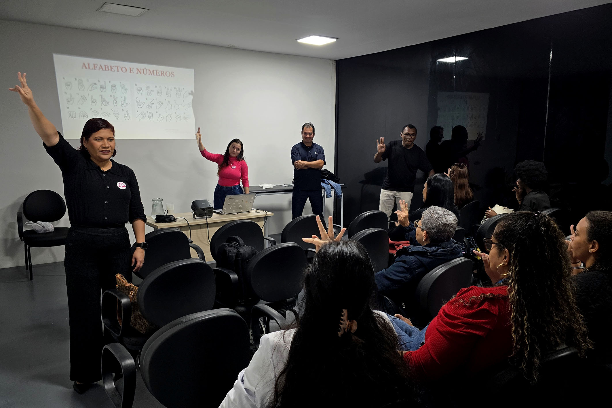 Clínica da Mulher recebe capacitação em Libras